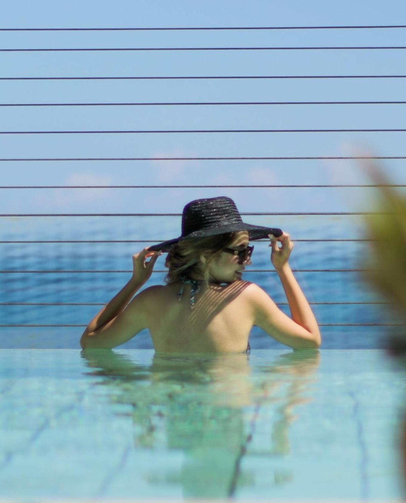 Gefinor Rotana - Beirut Hotel Ngoại thất bức ảnh A woman wearing a sun hat