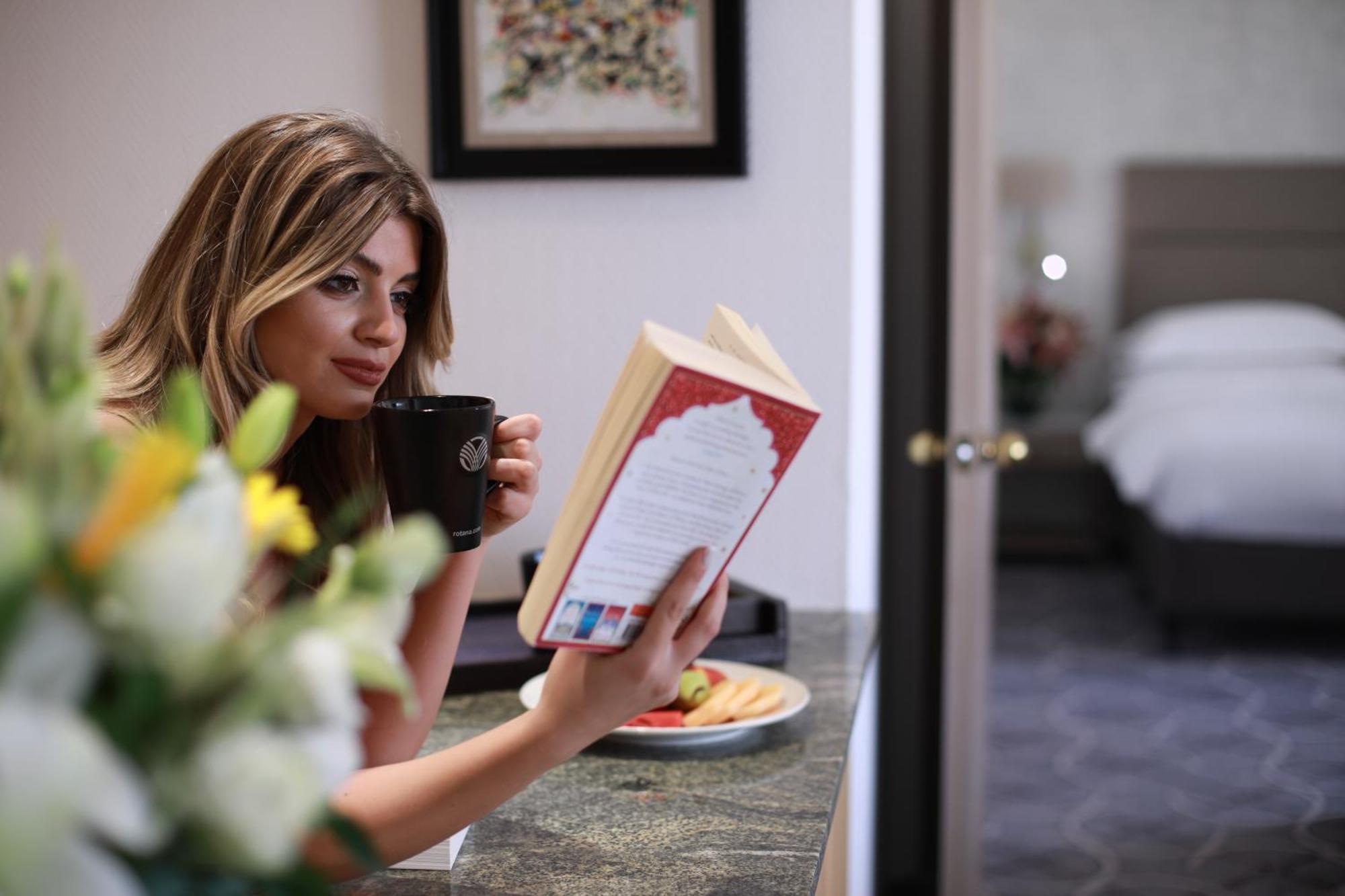 Gefinor Rotana - Beirut Hotel Ngoại thất bức ảnh A woman reading a book