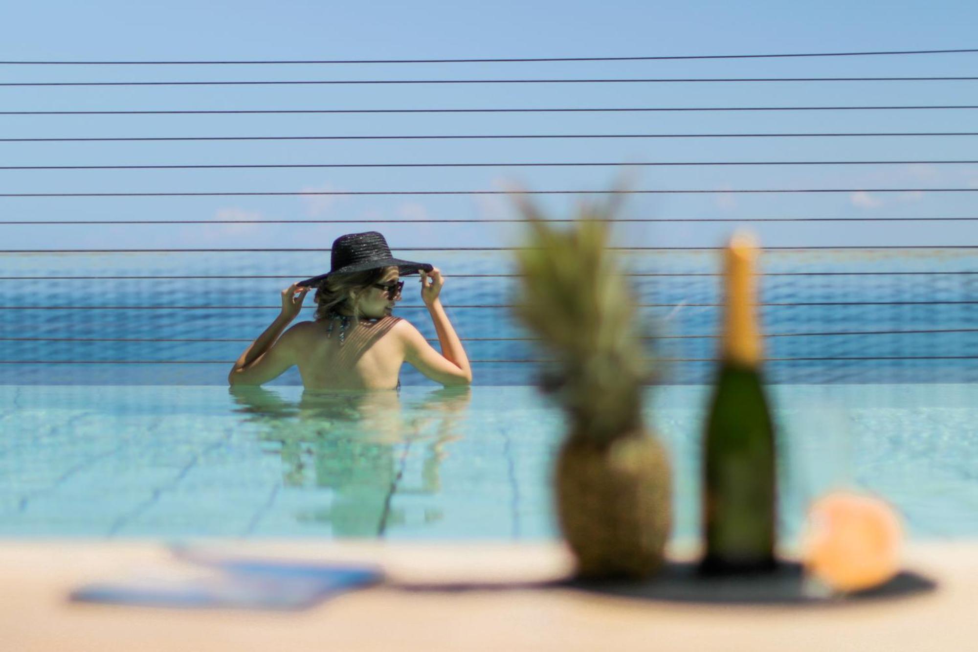 Gefinor Rotana - Beirut Hotel Ngoại thất bức ảnh A woman in a swimming pool