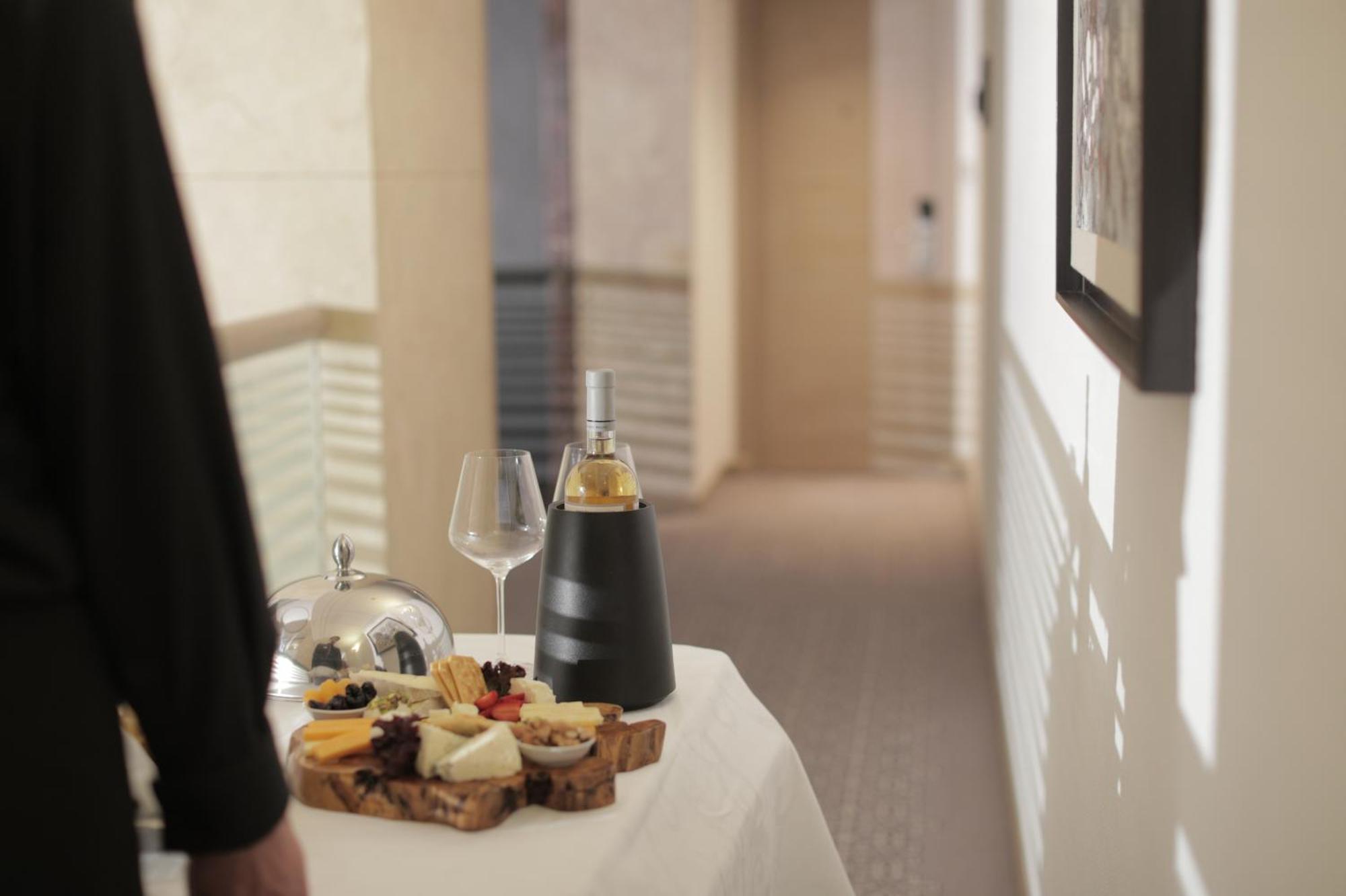 Gefinor Rotana - Beirut Hotel Ngoại thất bức ảnh A room service tray