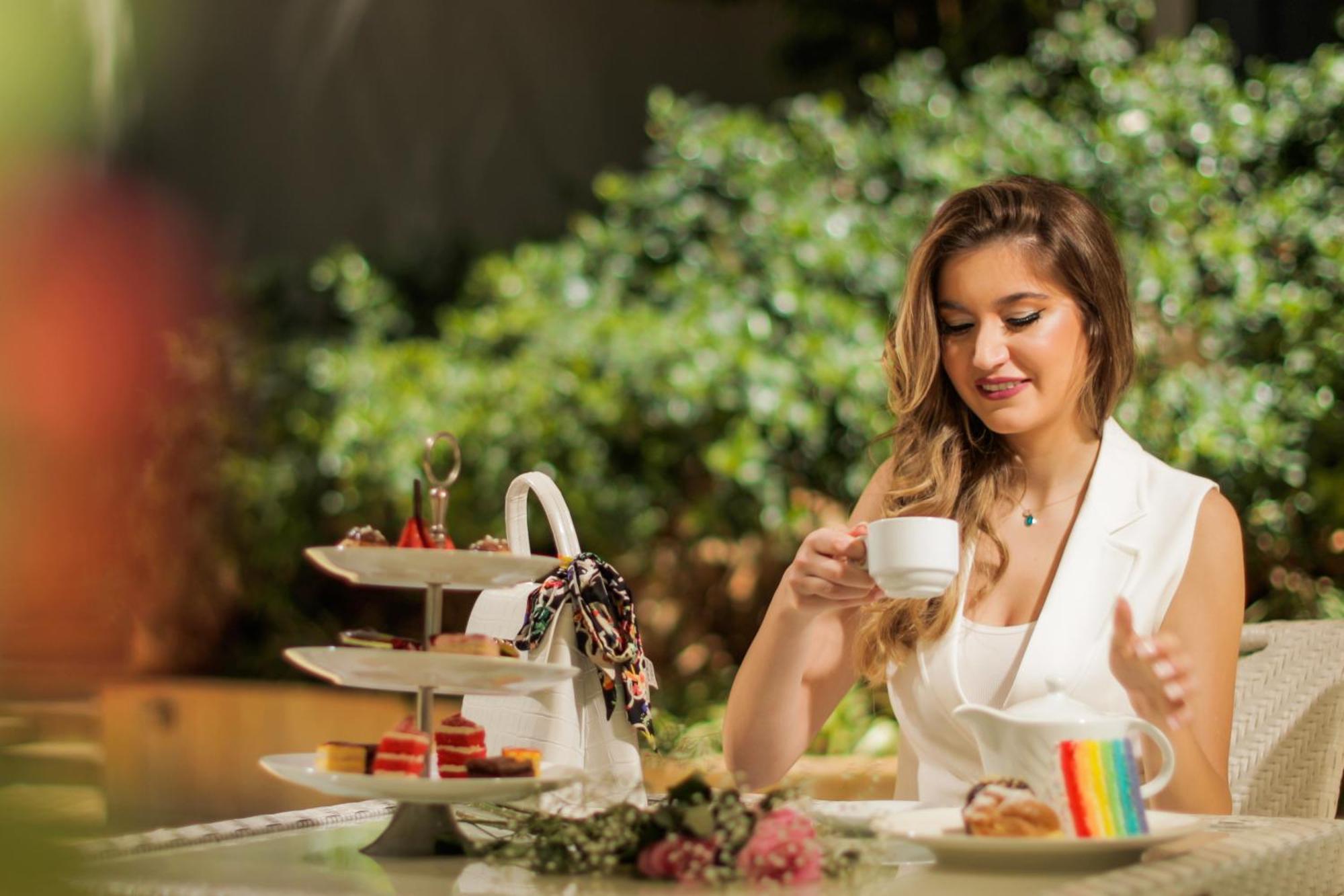 Gefinor Rotana - Beirut Hotel Ngoại thất bức ảnh A woman drinking tea