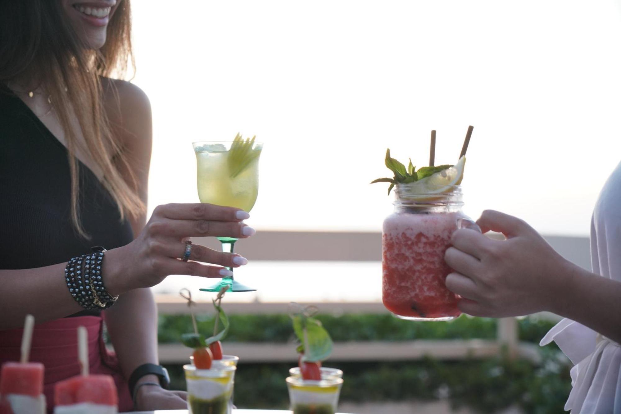 Gefinor Rotana - Beirut Hotel Ngoại thất bức ảnh Two people holding cocktails
