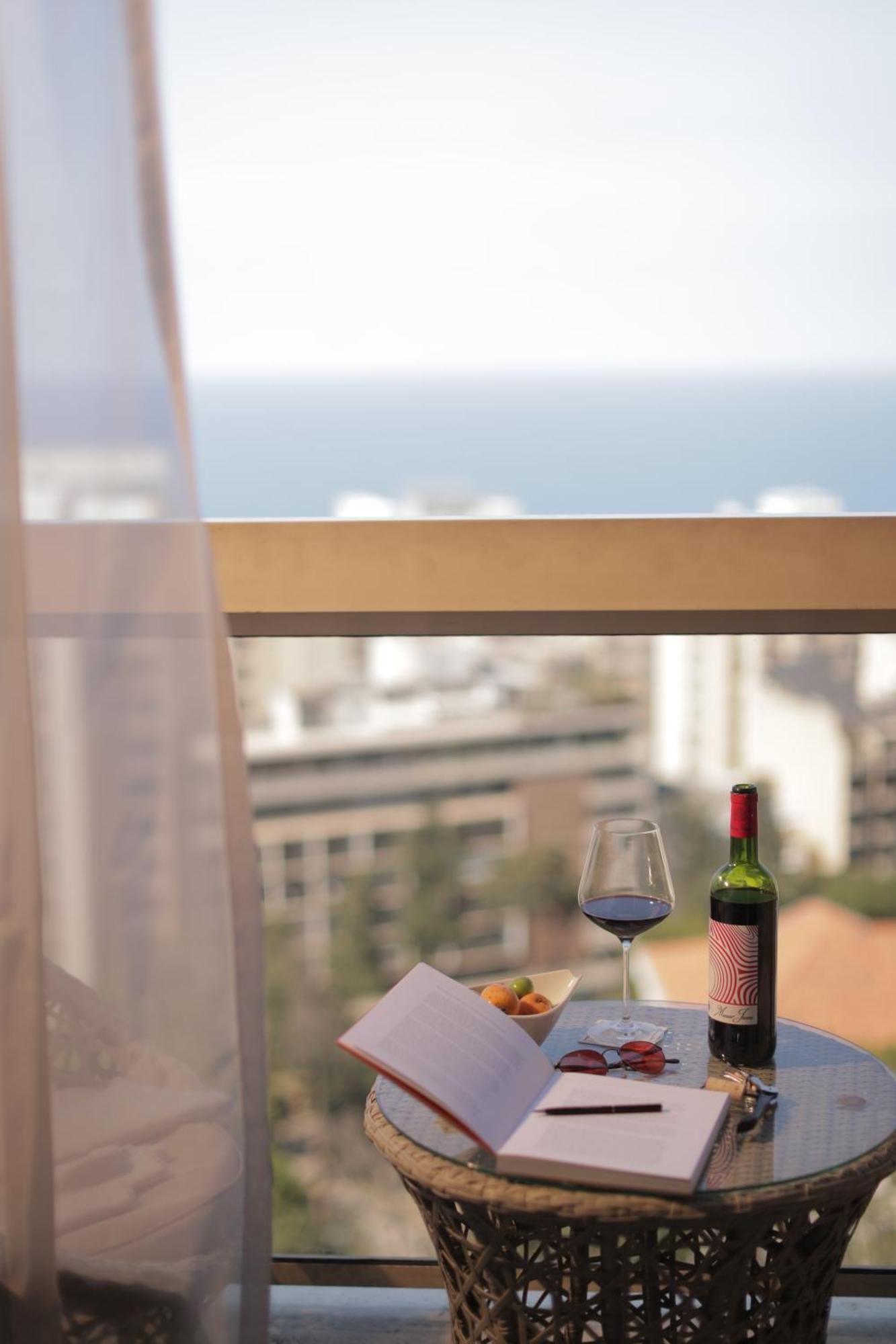 Gefinor Rotana - Beirut Hotel Ngoại thất bức ảnh A wine bottle and glass
