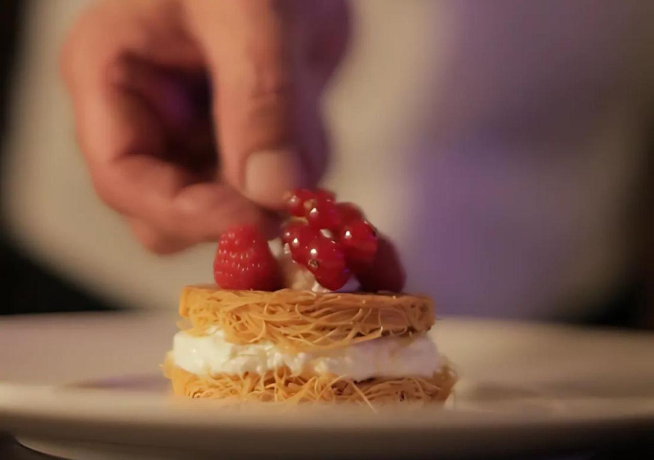 Gefinor Rotana - Beirut Hotel Ngoại thất bức ảnh A pastry chef finishing a dessert