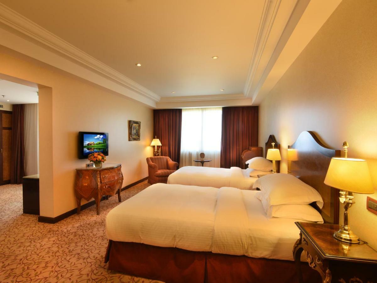 Gefinor Rotana - Beirut Hotel Ngoại thất bức ảnh A room at the hotel
