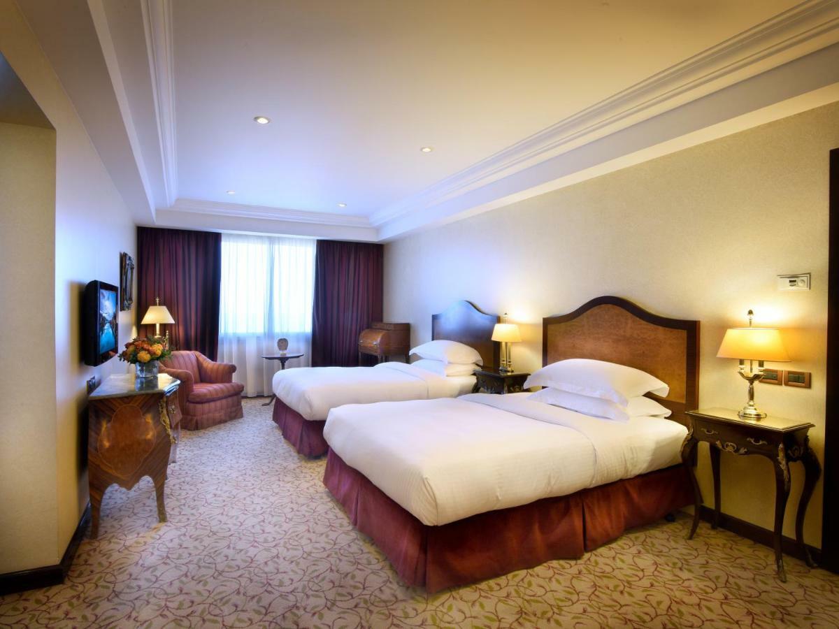 Gefinor Rotana - Beirut Hotel Ngoại thất bức ảnh A room at the hotel