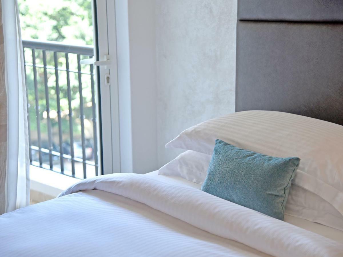 Gefinor Rotana - Beirut Hotel Ngoại thất bức ảnh A bedroom at the hotel