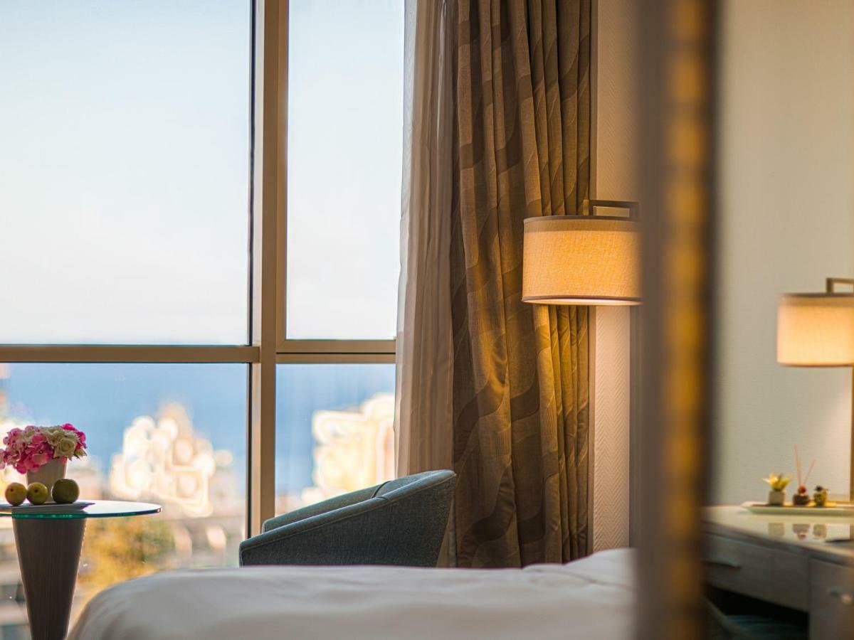 Gefinor Rotana - Beirut Hotel Ngoại thất bức ảnh A guest room at the hotel