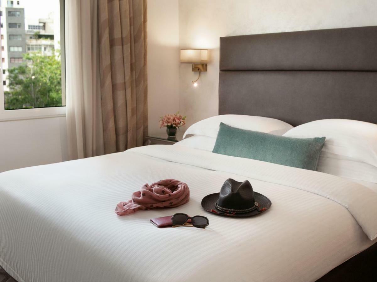 Gefinor Rotana - Beirut Hotel Ngoại thất bức ảnh A bedroom at the hotel