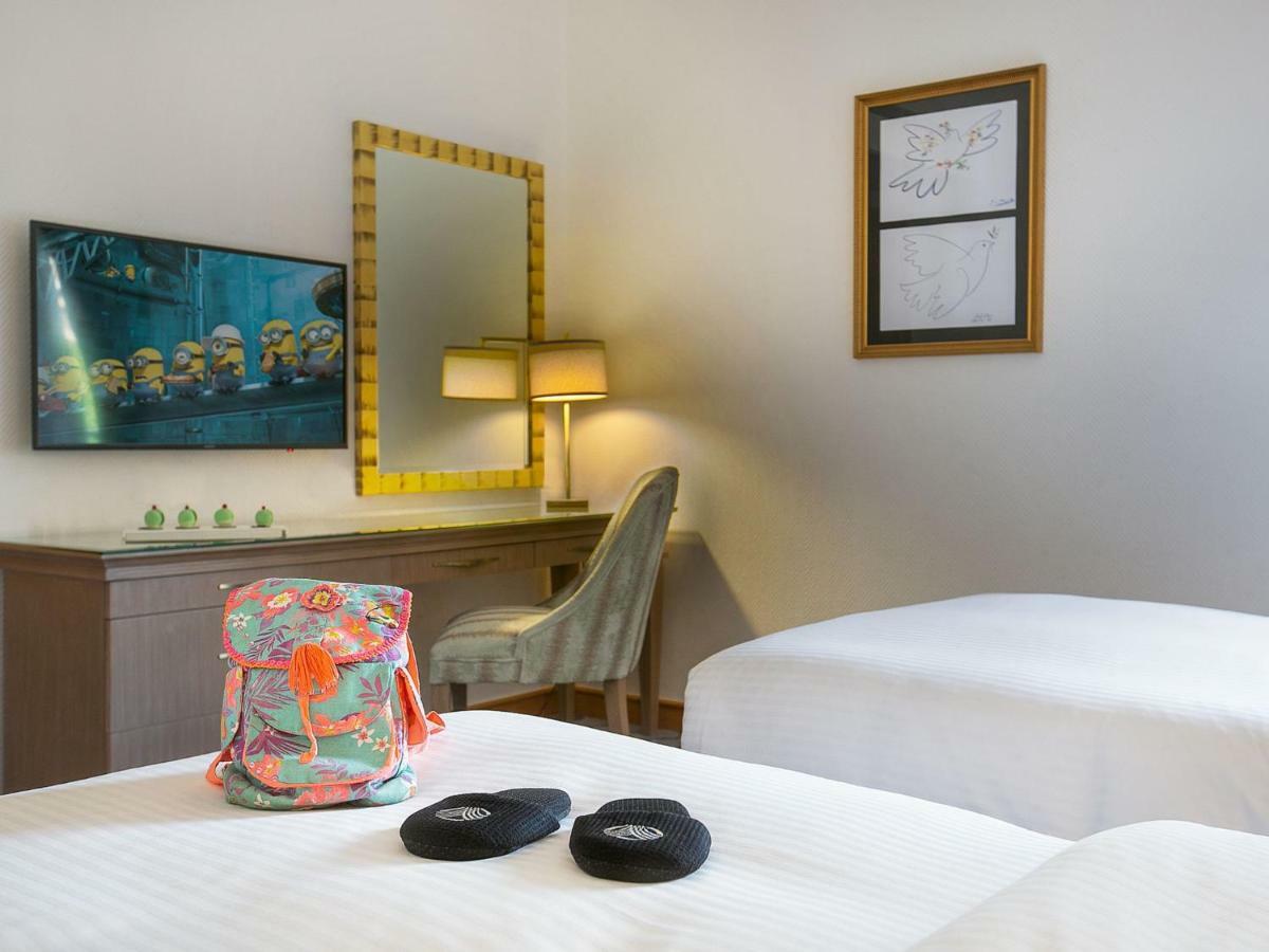 Gefinor Rotana - Beirut Hotel Ngoại thất bức ảnh A guest room at the hotel